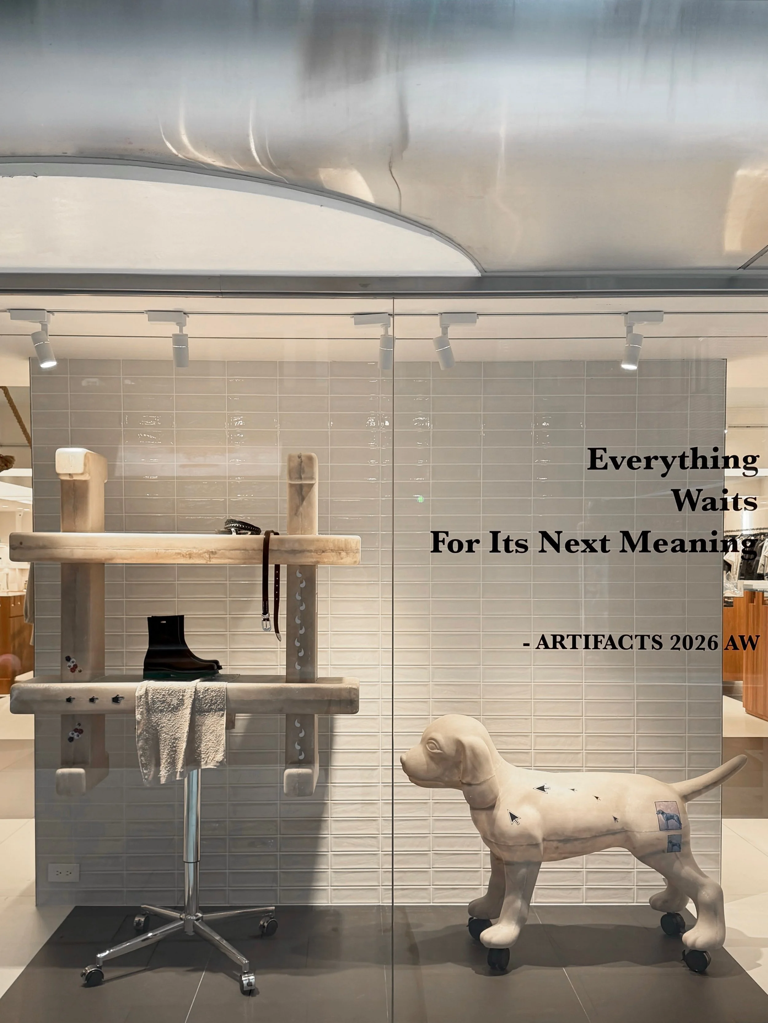 《ARTIFACTS 2026  AUTUMN/WINTER WINDOW DISPLAY》
#2026秋冬櫥窗 #Everythingwaitsforitsnextmeaning

Everything waits for its next meaning.
ARTIFACTS 本季櫥窗以功能性家具雕塑為主軸，探討物體的用途、形式與存在意義之間的關係。

家具被轉化為具有石材質感的硬態雕塑，在熟悉的結構中引入陌生的物質感，使原本服務於日常生活的物件，逐漸脫離既定的功能秩序。它們保留了家具的形體