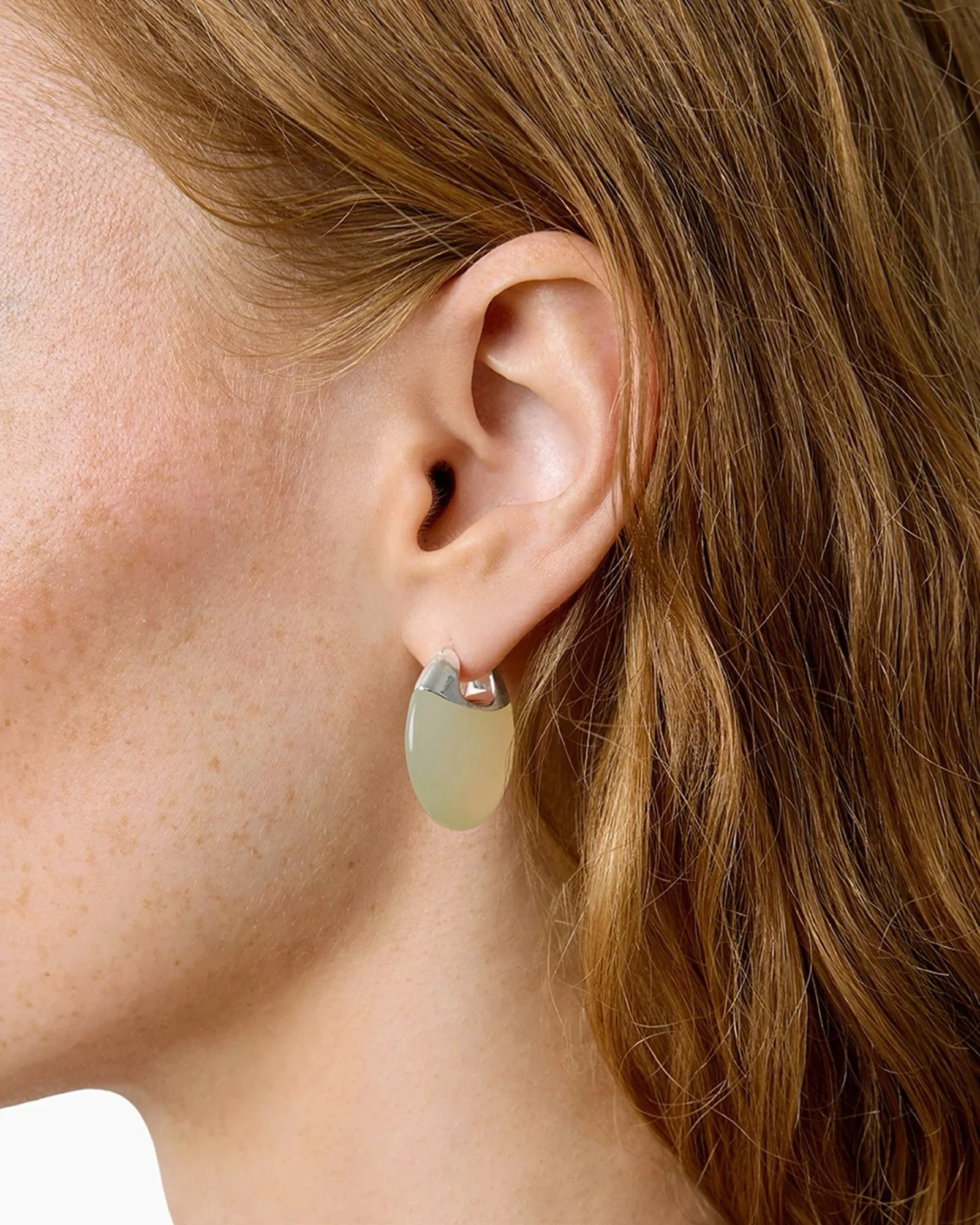 《ARTIFACTS - LI&Eacute; STUDIO》
#丹麥首飾 #天然寶石銀飾

LI&Eacute; STUDIO 由丹麥模特兒姐妹 Amalie 和 Cecilie Moosgaard 於 2021 年創立。品牌深受兩位創辦人俐落簡約的風格影響，融合個人特質與現代感，經典百搭的設計能輕鬆融入日常穿搭，為現代繁忙女性的日常衣櫥增添優雅點綴。

FW26 ARTIFACTS 精選以 925 純銀搭配天然寶石的 Erin 與 Lola 耳環系列。每一件作品在色澤與色調上皆獨一無二，無論