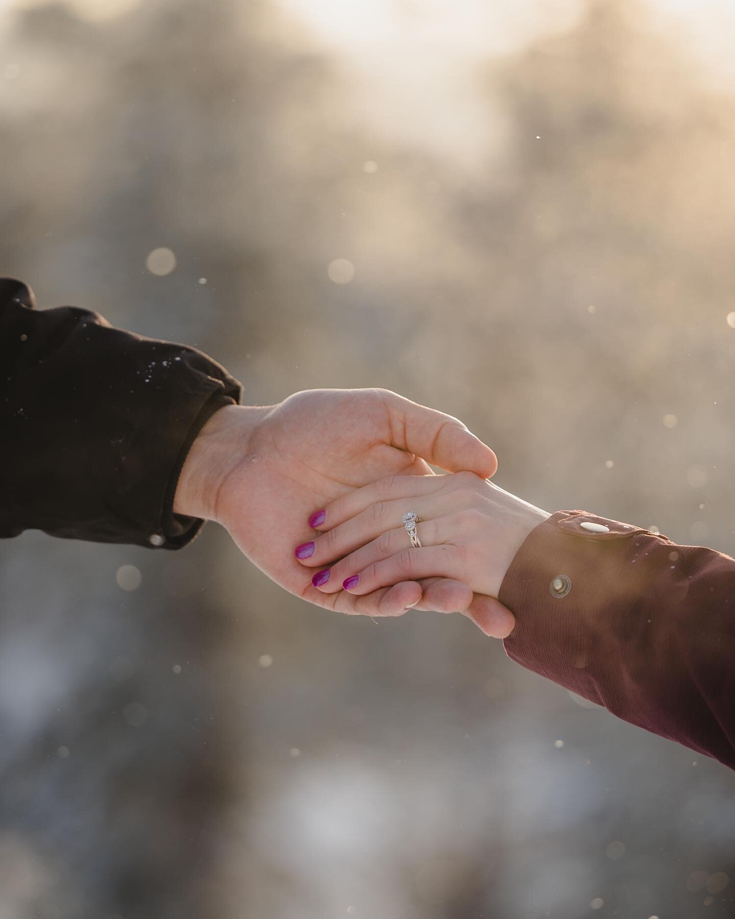 I never get tired of engagement photoshoots and surprise proposals. Julio and Joy had the best luck with sunny weather this week and were such sports hiking up Syv&auml;senvaara for the best views. I love my job meeting such lovely people 🩵❄️ #lapla