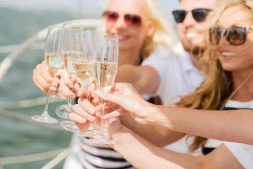 Friends-cheers-on-a-Miami-yacht-charter-itinerary--500x334.jpg