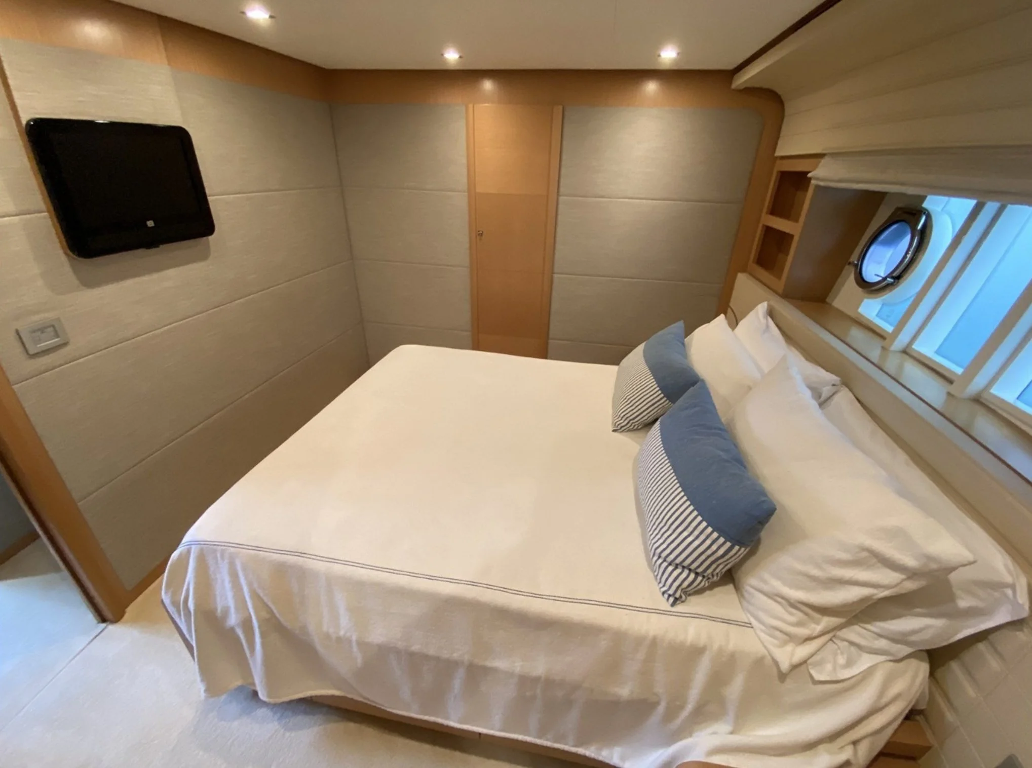 Ferretti_800_17.jpg