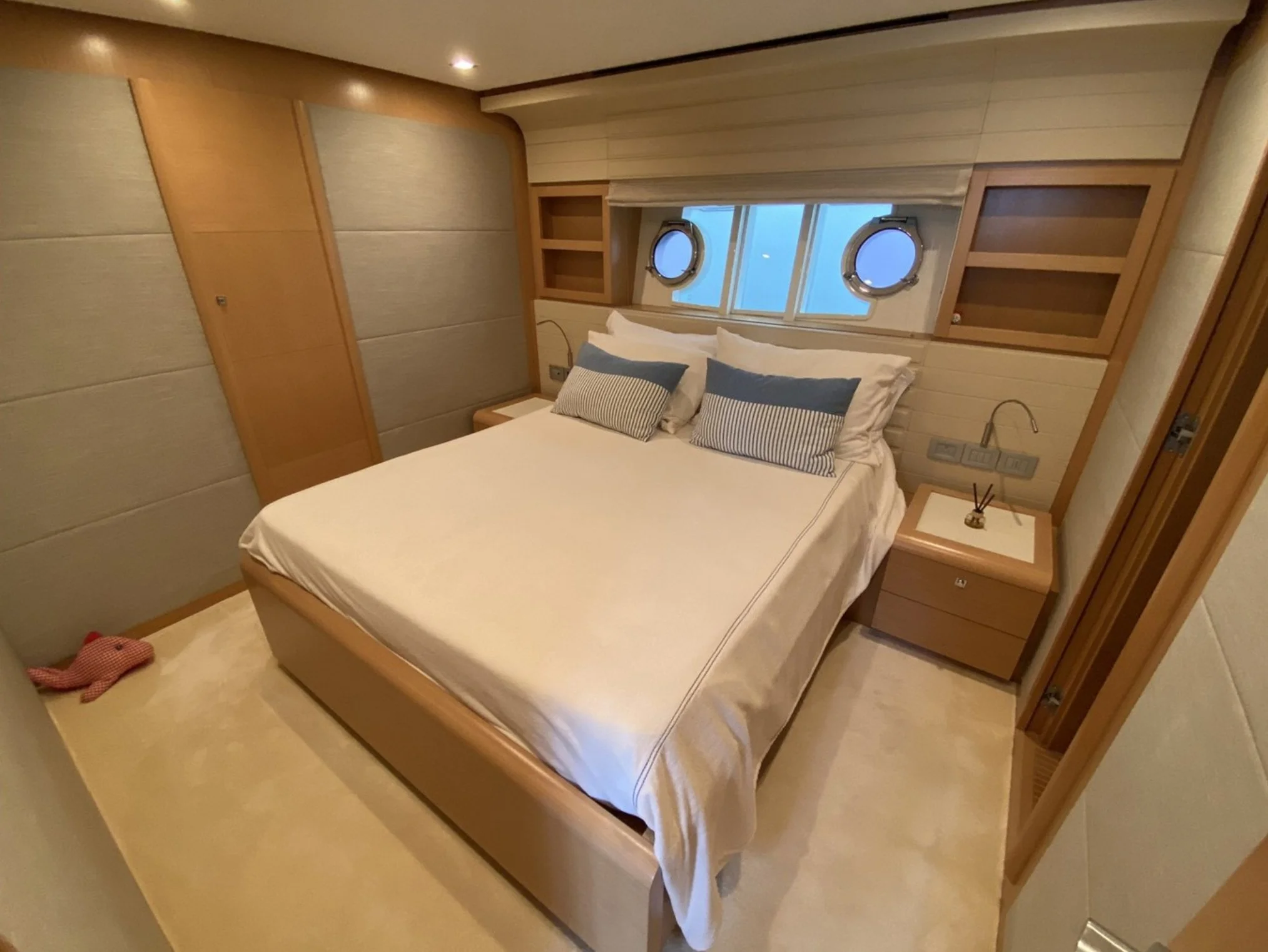 Ferretti_800_18.jpg
