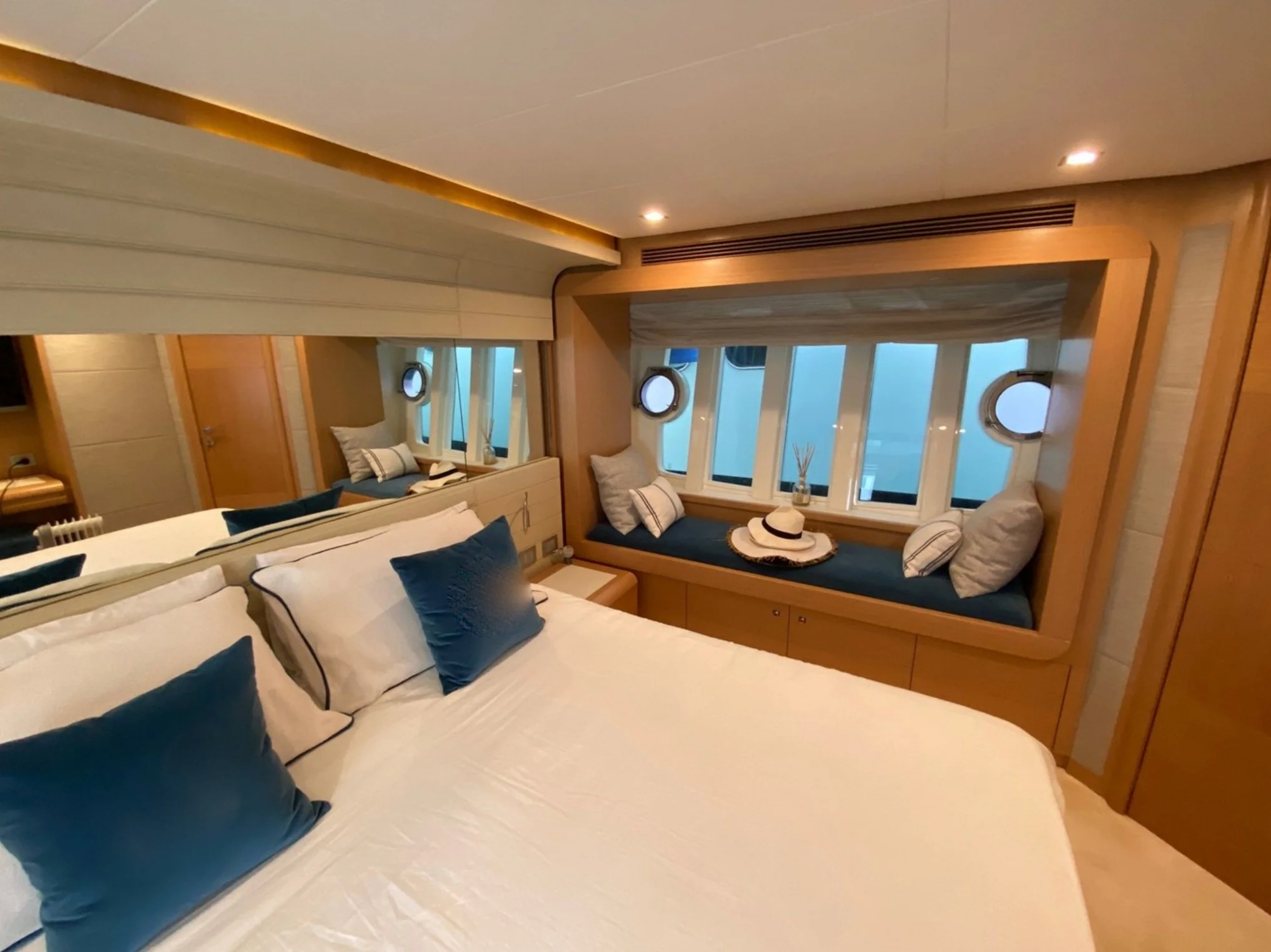 Ferretti_800_22.jpg
