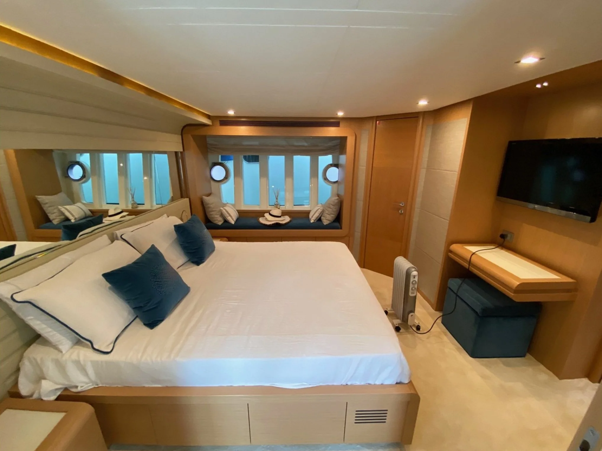 Ferretti_800_23.jpg