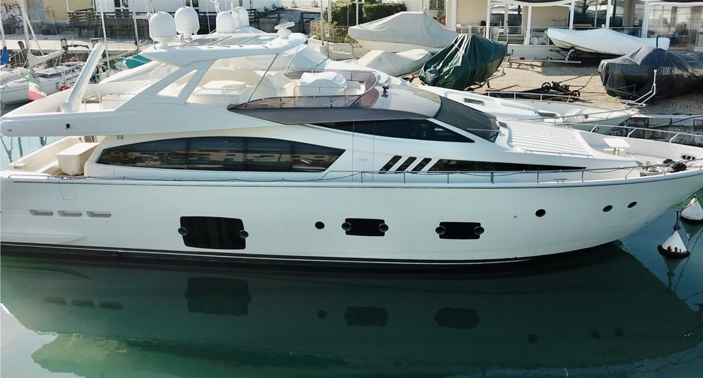 Ferretti_800_01.jpg