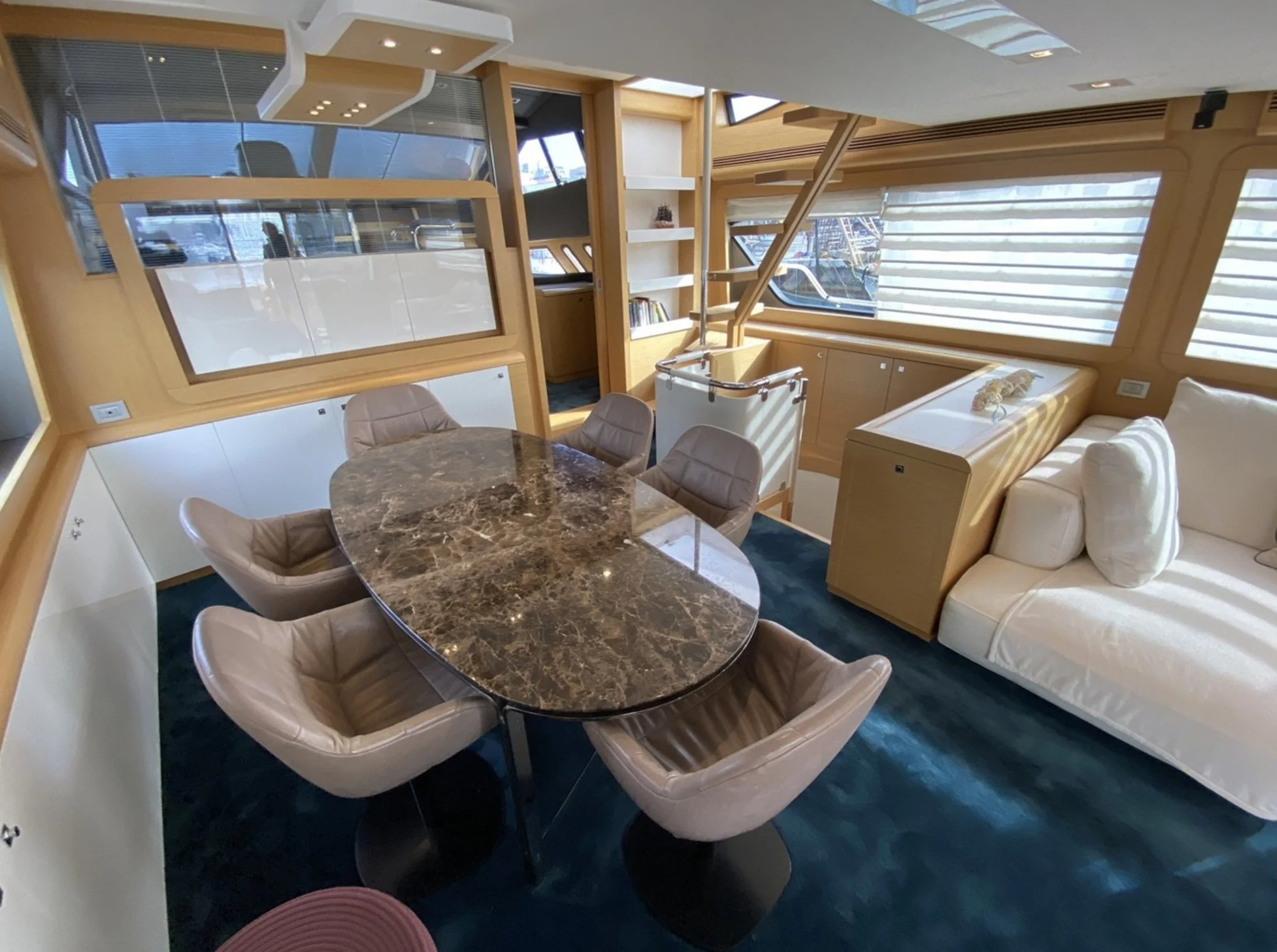 Ferretti_800_08.jpg