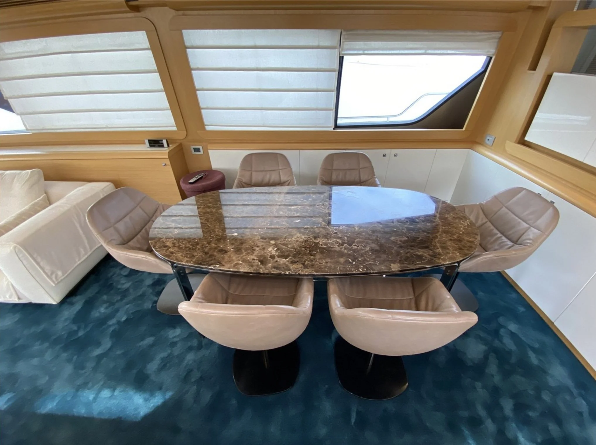 Ferretti_800_10.jpg