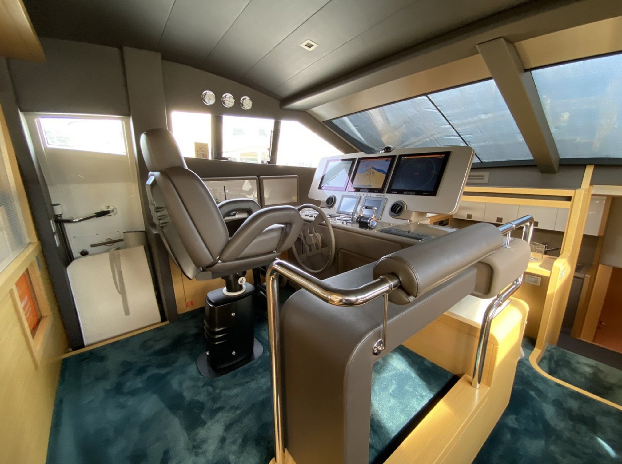 Ferretti_800_11.jpg