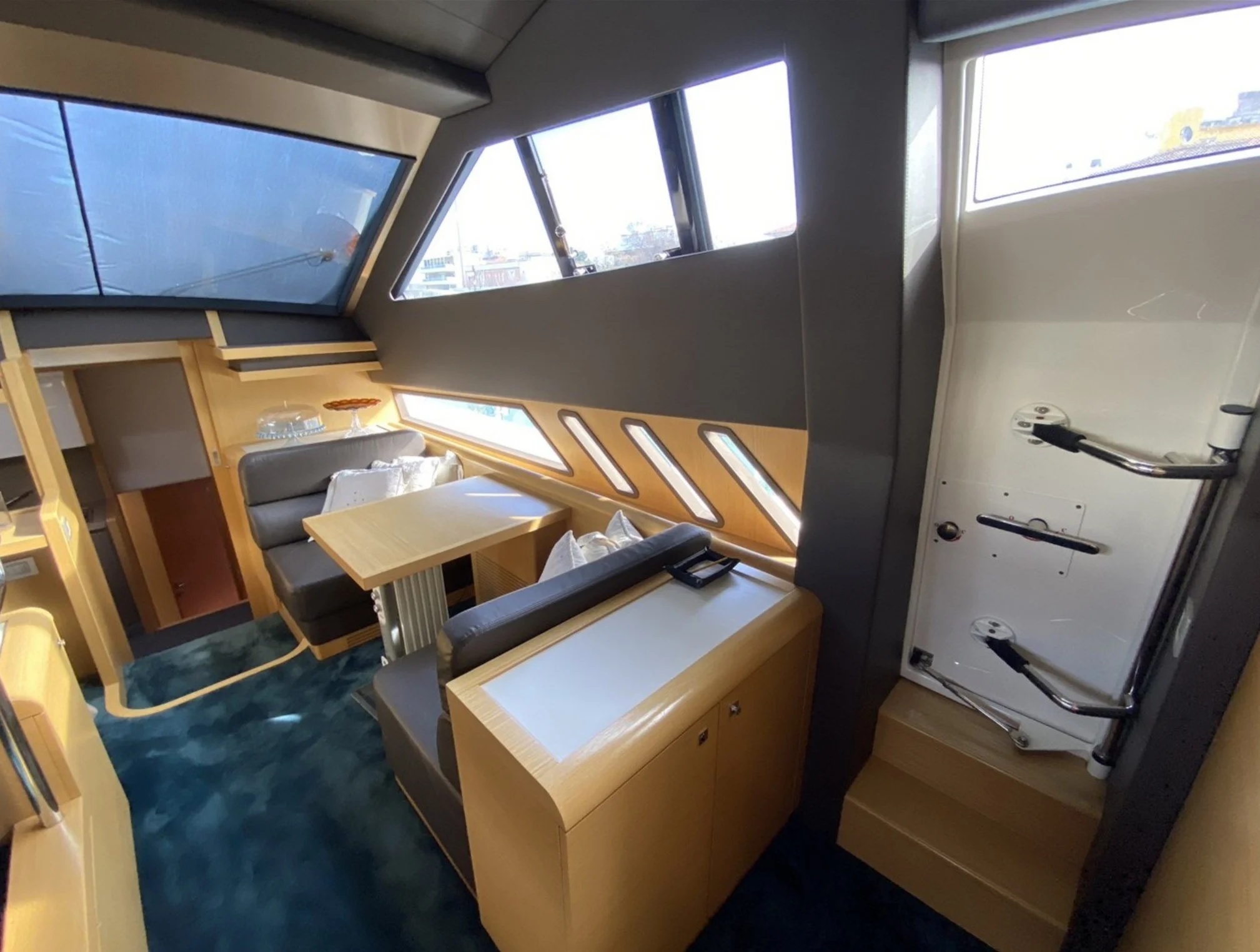 Ferretti_800_12.jpg