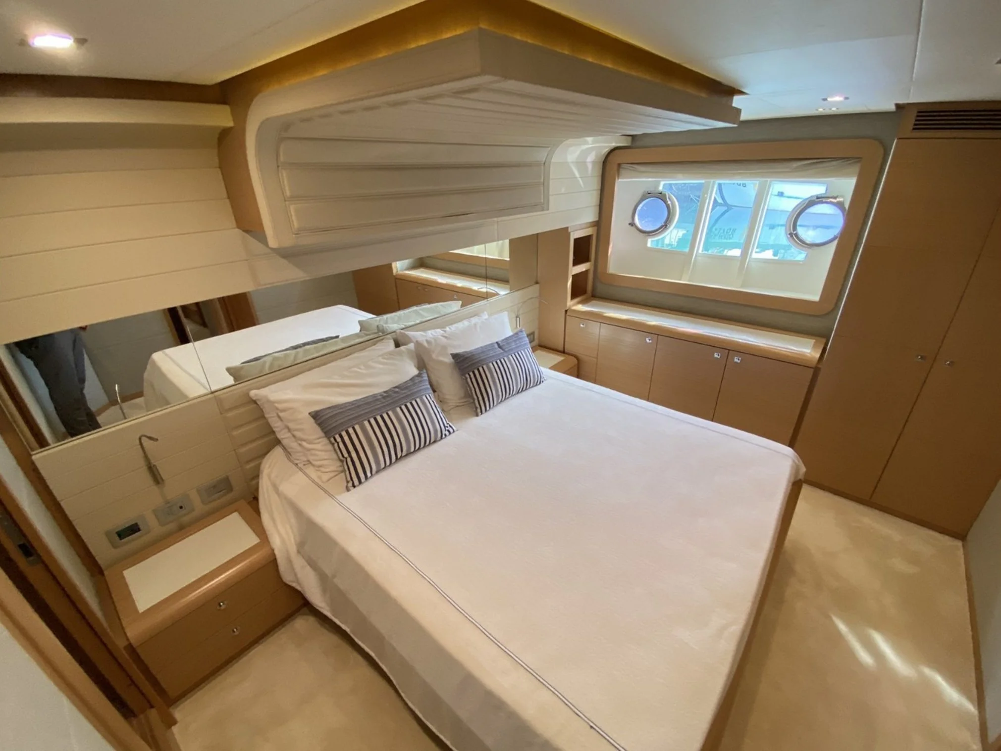 Ferretti_800_15.jpg