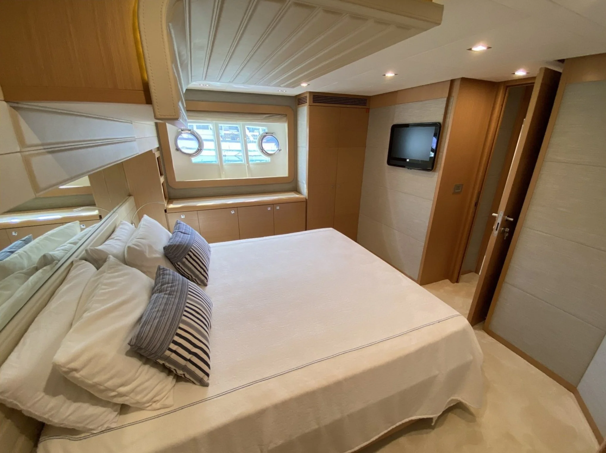 Ferretti_800_16.jpg
