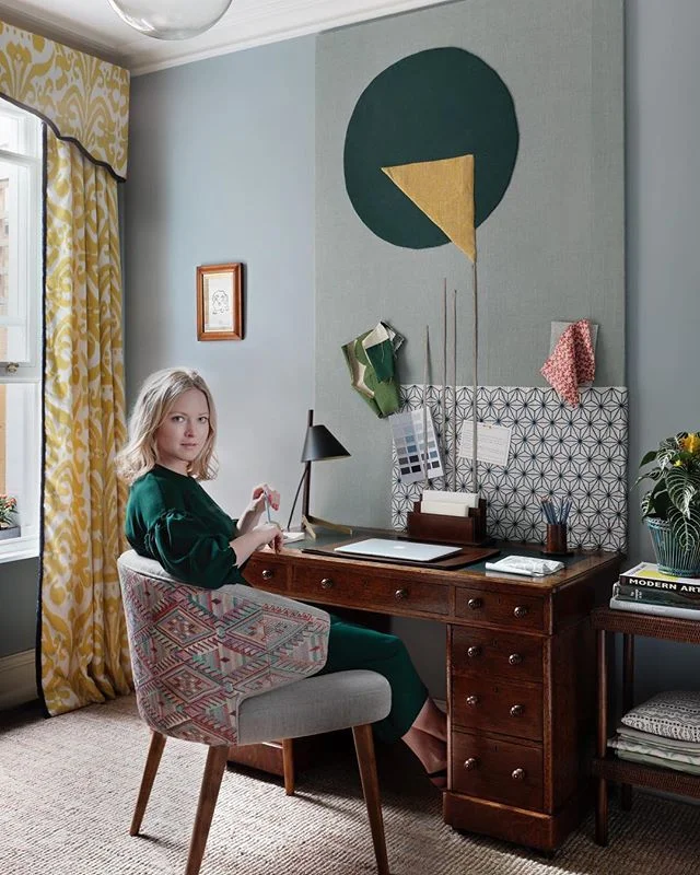 Just another day in the office... in only 23 takes 🤷&zwj;♀️👼 Thanks to long-suffering @alexanderjamesphoto 📸 .
.
.
.
.
#interiordesigner #londoninteriors #pelmets #interiordesignerlondon #interiors #interiorinspo #hugoguiness #studiopeake