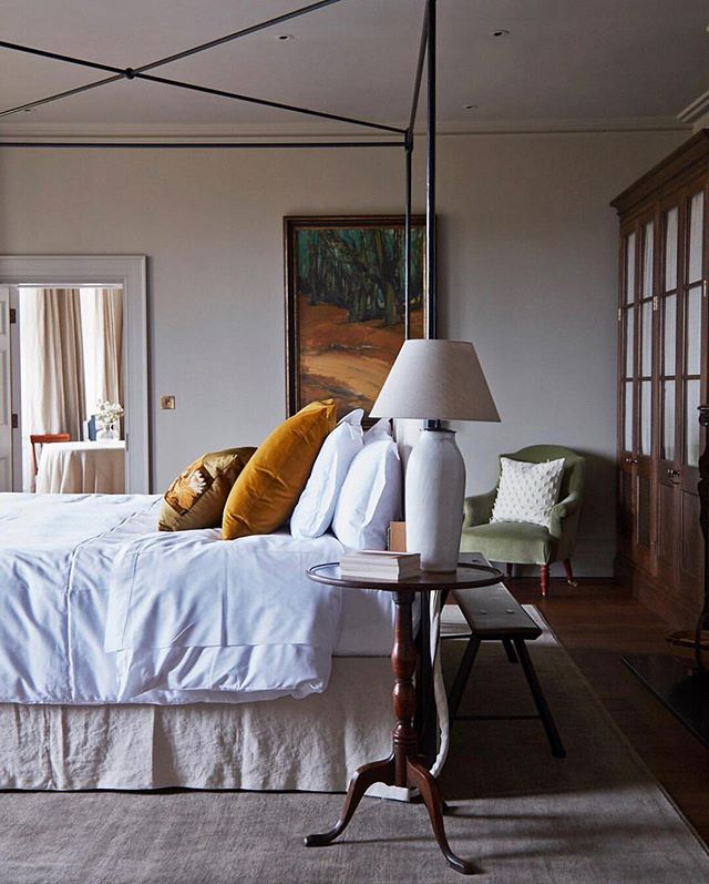 Bank Holiday. Here we go again! Hope everyone has a very jolly time and recharges whether they are sleeping in a bedroom as elegant as this one at the fabulous @heckfield_place or not. 💫💫💫 (Photo stolen from @prior) .
.
.
.
.
.
#interiordesign #be