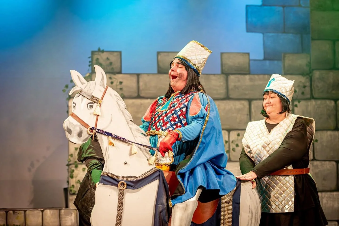 Trotting in to Thursday with Lord Farquaad 🐎 and his faithful steed, Kemi. Show 3 will soon be underway. Giddy up! 🏰 
.
.
.
#shrekthemusical #lordfarquaad #saffronwalden #saffronwaldentouristinfo #musicaltheatre