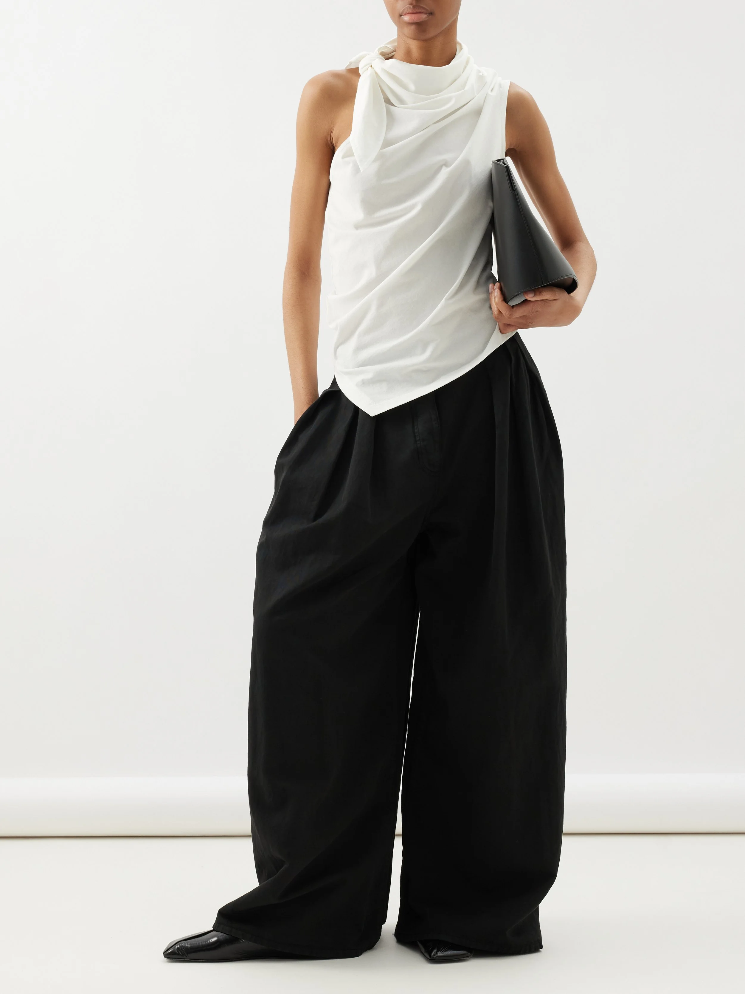ISSEY MIYAKE WOMEN_AW24_BLACK_1576955_a.jpg
