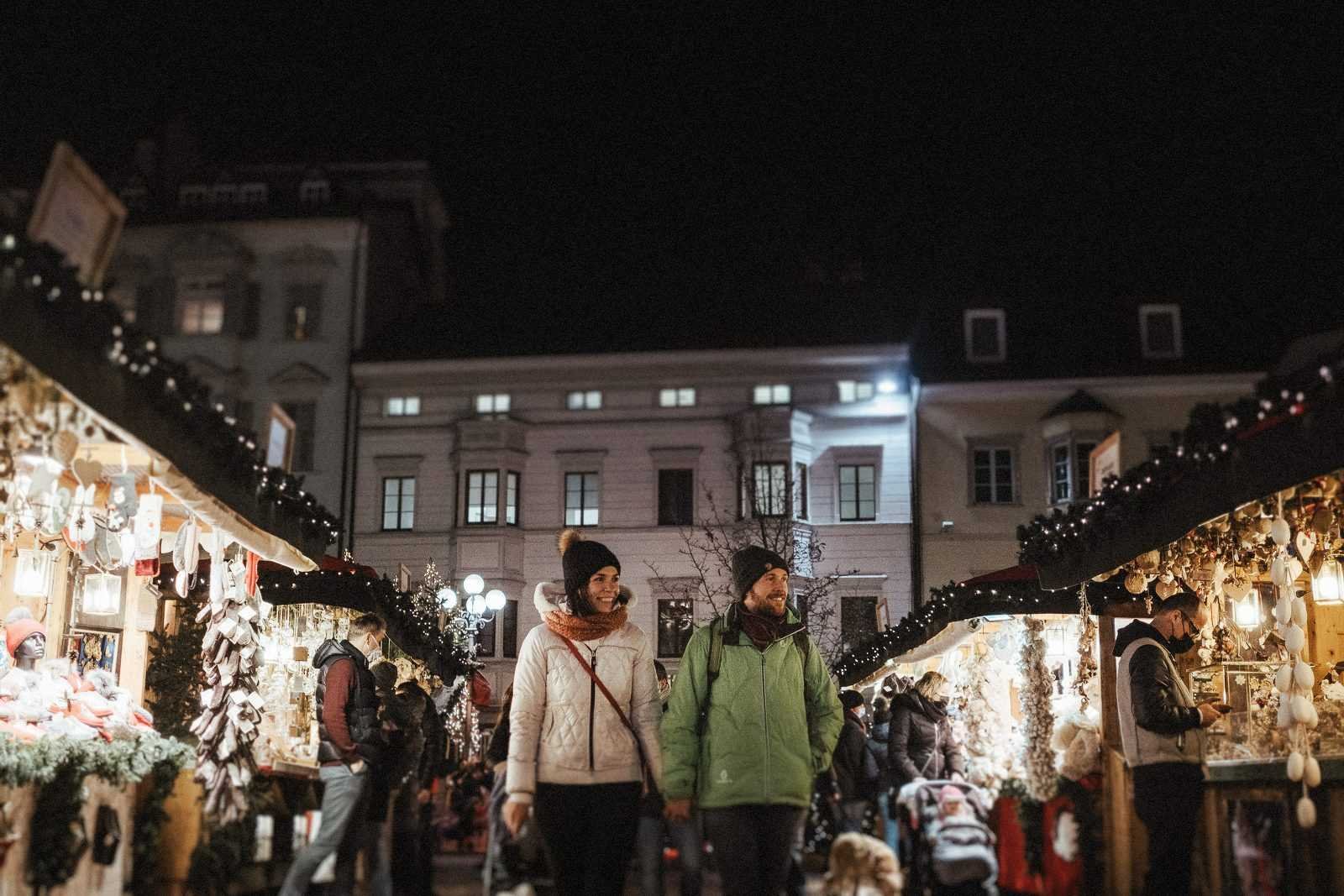 Destination  elopement couple in love italy mercatino di natale (6)_6_11zon.jpg