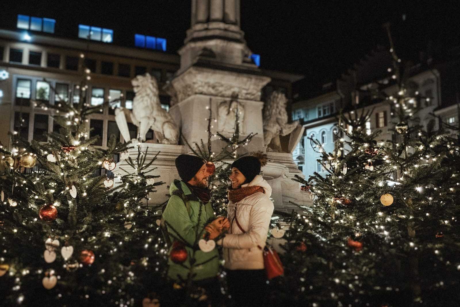 Destination  elopement couple in love italy mercatino di natale (19)_19_11zon.jpg