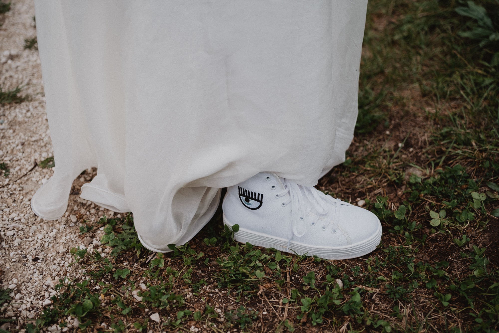 special wedding day in fiè sudtirol fotografo matrimonio chiara ferragni shoes