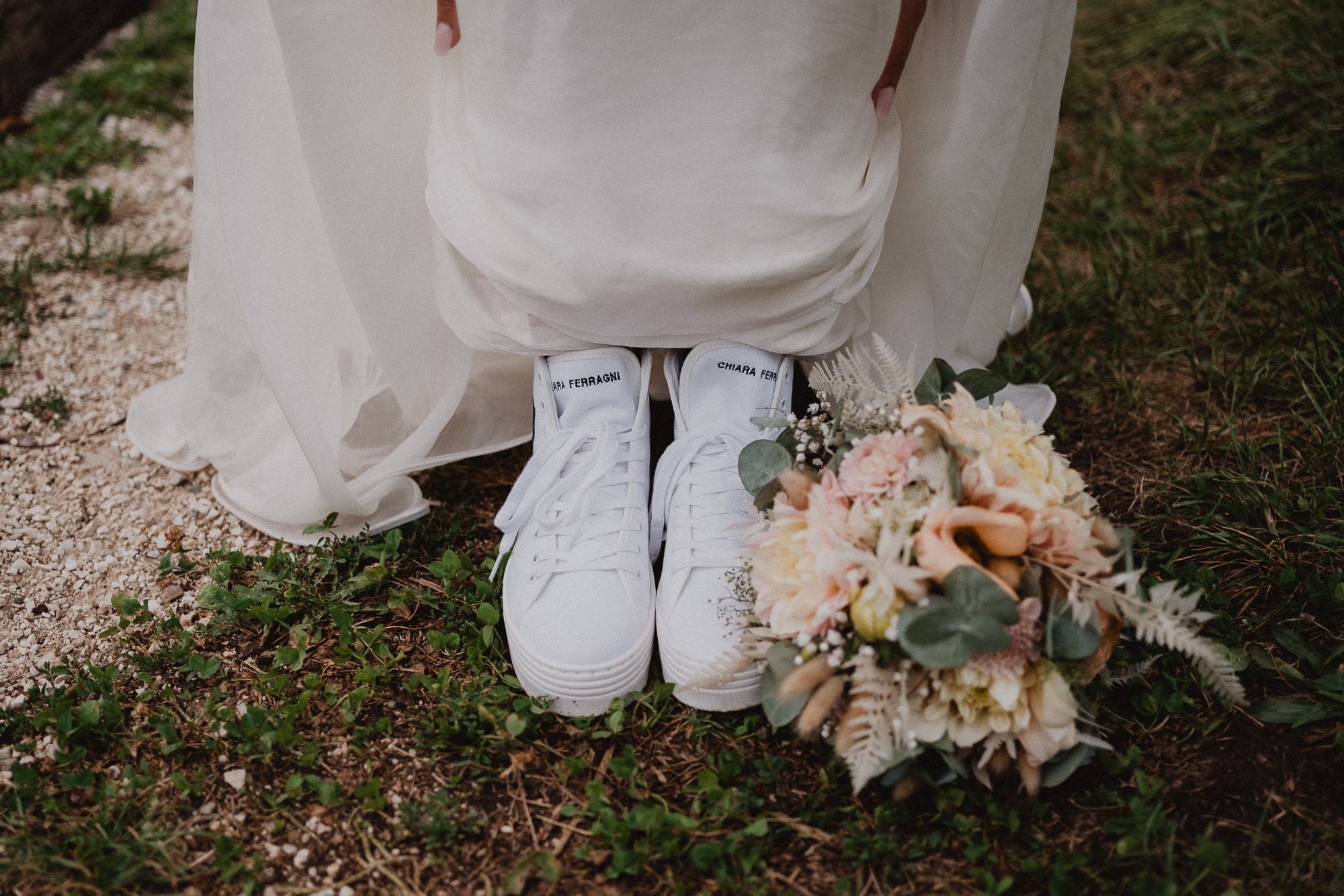 special wedding day in fiè sudtirol fotografo matrimonio chiara ferragni shoes bride