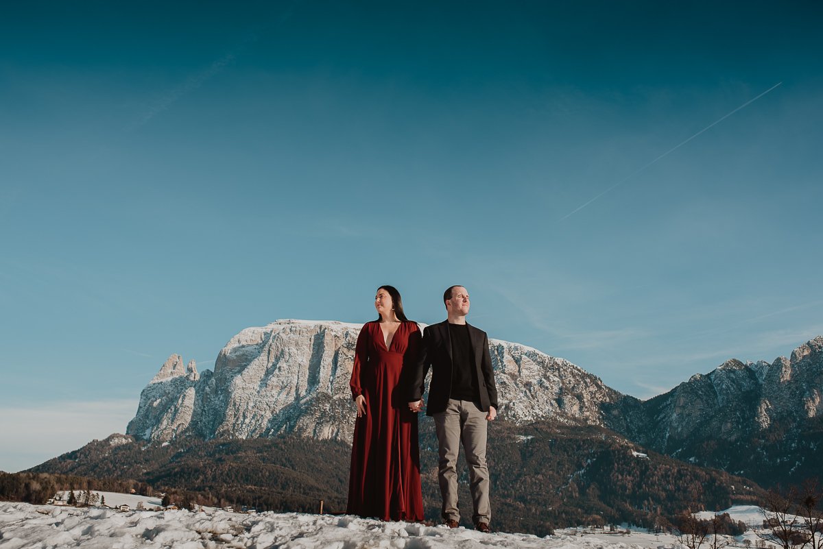   Ci troviamo ai piedi di Siusi, nel cuore delle Dolomiti. Questa meravigliosa coppia di sposini ha scelto l'Alto Adige come cornice per la luna di miele.  