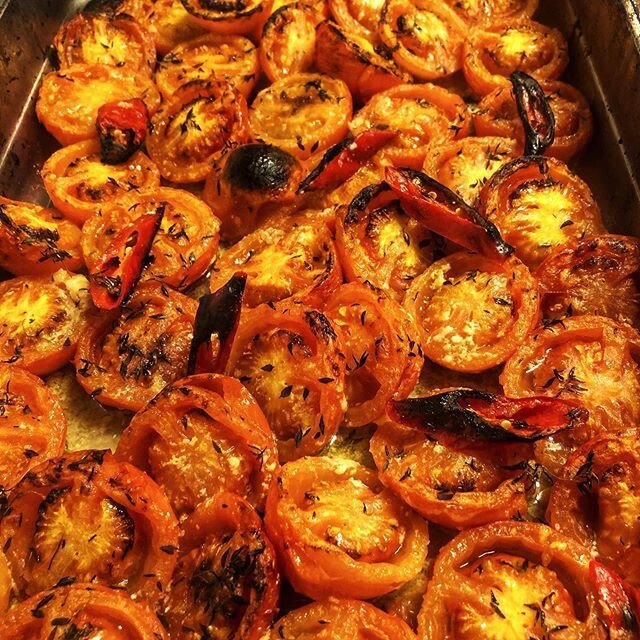Slice #52 Romesco, roast zucchini, kalamata olives, gremolata. 🎯
#incrustwetrust .
.
.
.
#pizza #pizzaslice #pizzapizzapizza #opopoppa #tomato #romesco #tuesday #malm&ouml; #malm&ouml;mat #streetfood #m&ouml;llan