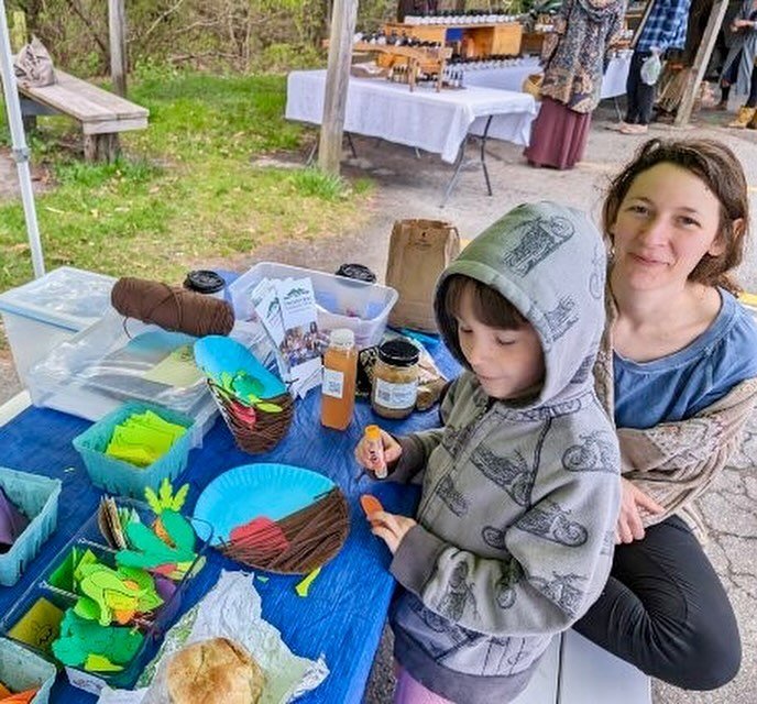 🙌Big thanks to our friends at Two Rivers Community School (@tworiverscommunityschool) for hosting this adorable and engaging build your own produce basket activity in the Kid&rsquo;s Corner on Saturday! 🍆🍎🥔🥦

⁉️Did you know that children&rsquo;s