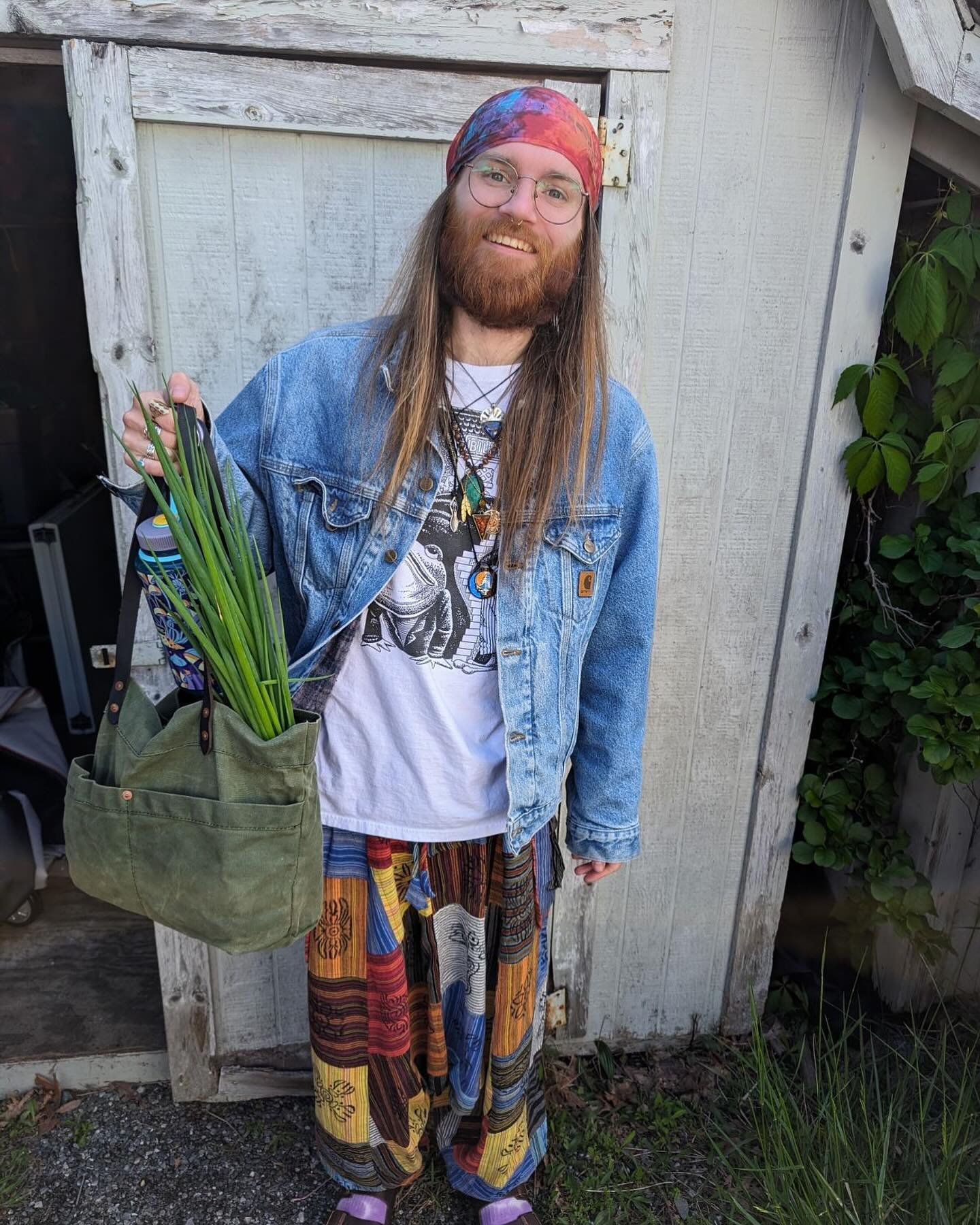 🌟 Fashion Spotlight: Meet Dane (@yourfriends.band), the epitome of style at the farmers&rsquo; market this week! Sporting a vibrant ensemble that lights up the market scene, Dane effortlessly blends urban chic with rural charm. His colorful outfit p