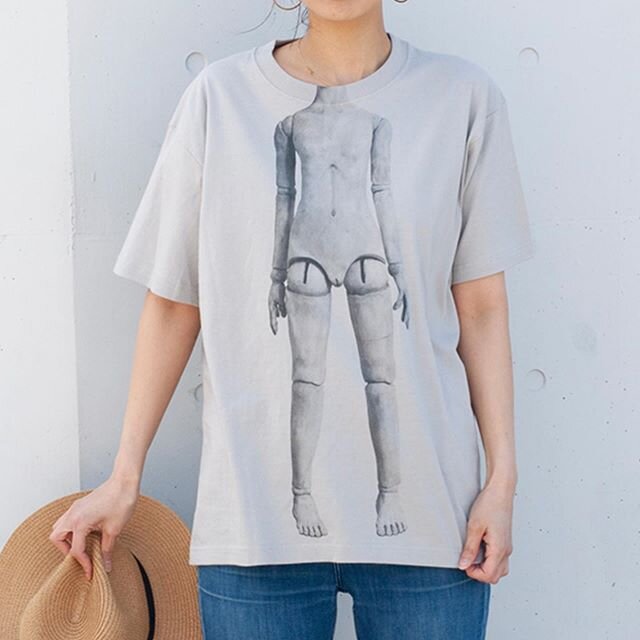 このTシャツは  @okuda_doll さんの作品がオリジナルになっています。
襟元からプリントされている人形の身体は、シュルレアリスムを想起させるデザインです。
1枚づつ位置を合わせて職人さんにプリントして頂いています。
.

ショップはこちら
👉https://iiwii.thebase.in👈
プロフィールのリンクからご覧ください。

この他にもアーティストとのコラボTシャツがたくさん👕✨
かっこいいものから可愛いアイテムまで揃いました。
ぜひご覧くださいませ。  #fashion