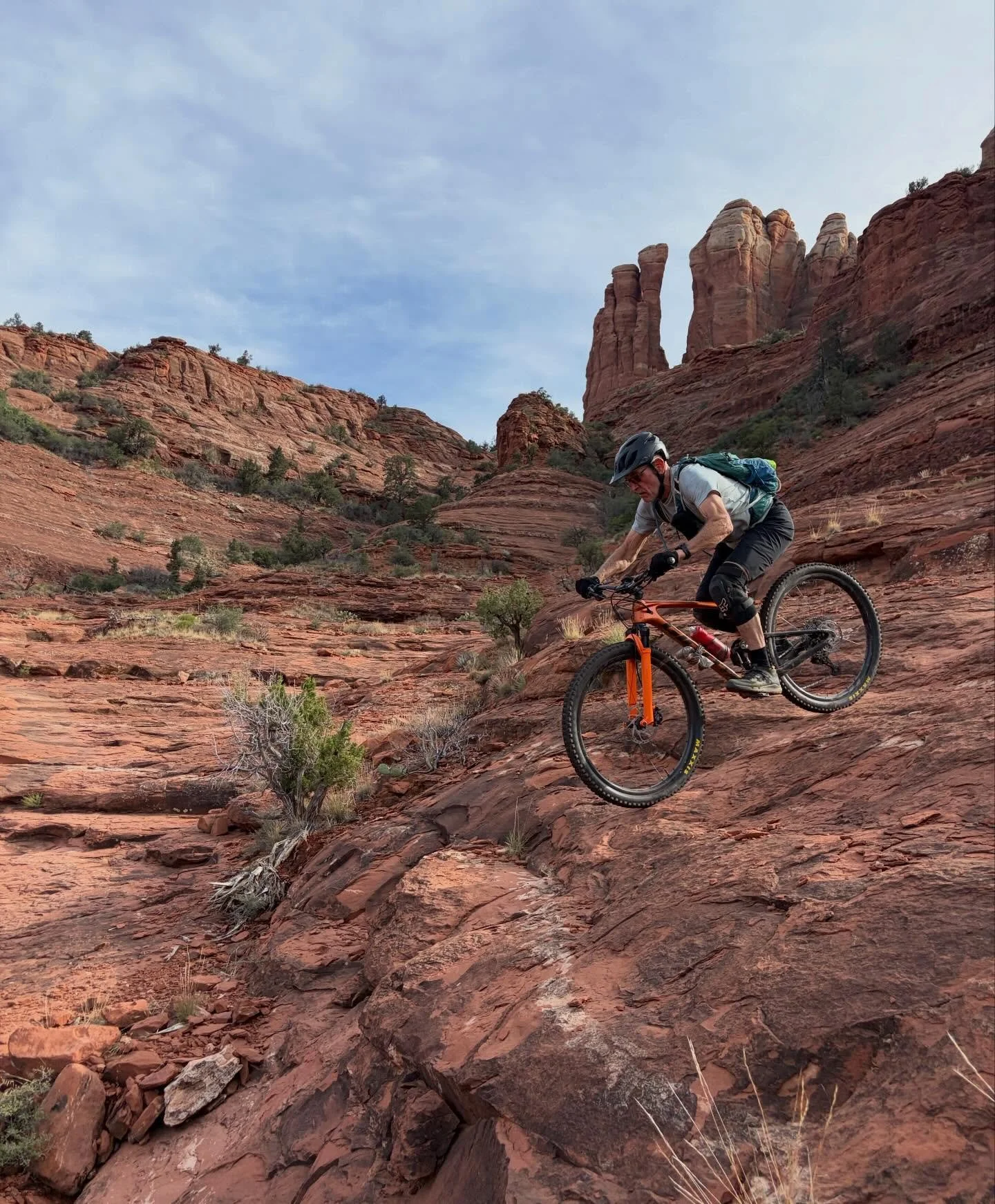 🙌 Descend into the kind of riding you won&rsquo;t find anywhere else. 

Sedona&rsquo;s iconic red rock slabs demand more than just fitness - they reward precision, control, and confidence. ☑️ Whether you&rsquo;re navigating exposure, dialing in brak