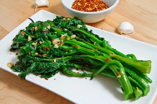 Braised rapini with garlic, olive oil, and chili flakes from closetcooking.com