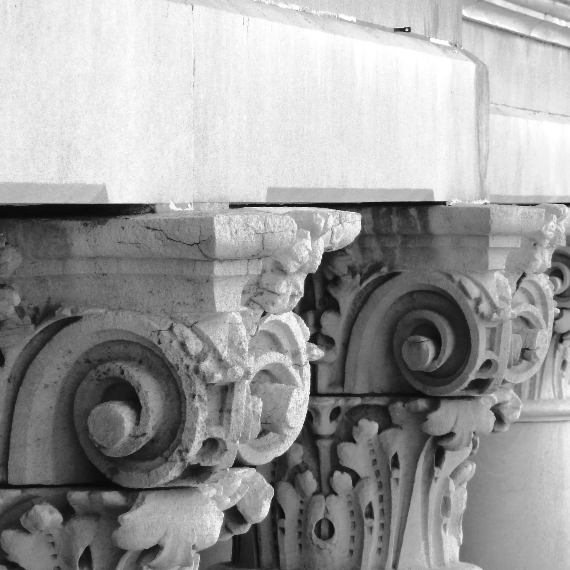 architecture-black-and-white-columns-105928.jpg
