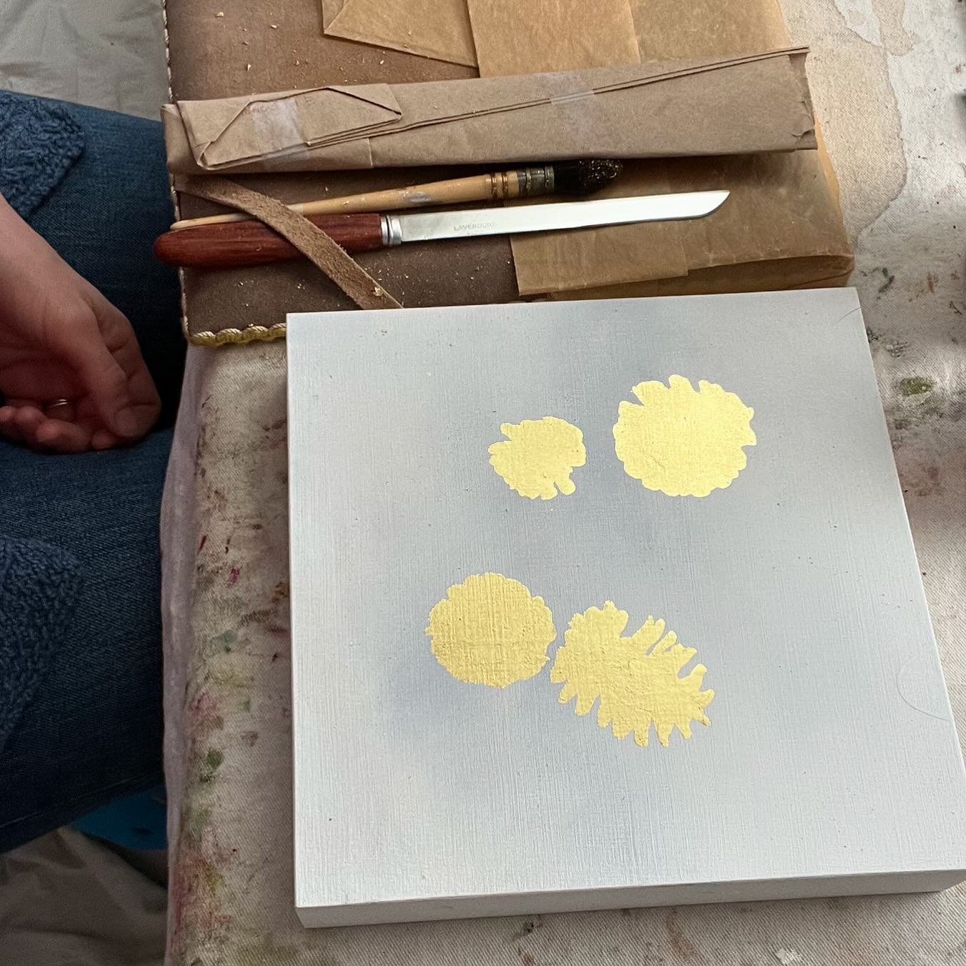Working with gold and cones for a project coming later this year. It&rsquo;s fun to use my artisan skills with my painting, really why is there a division between artist and artisan? It&rsquo;s fictional.
#naturepatterns
#gilding
#treecones
#conifers