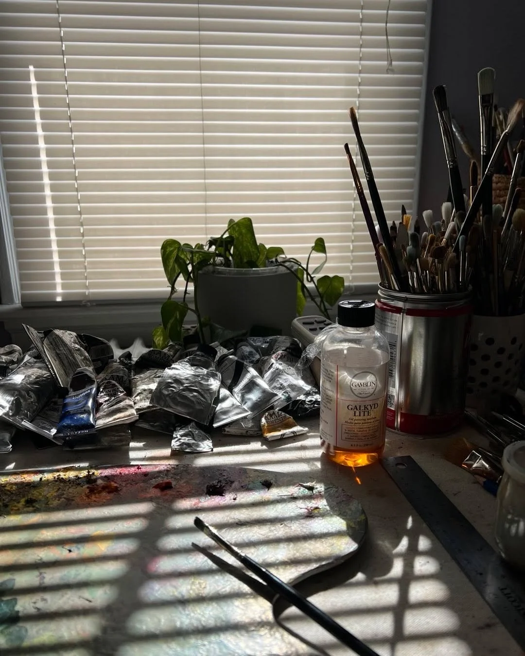 Studio time.

#studio #painting #oilpainting
#contemporaryart #process #quiet
#calm 
There&rsquo;s a little time to get back to the easel before the next show in Toronto. 🌿🌱