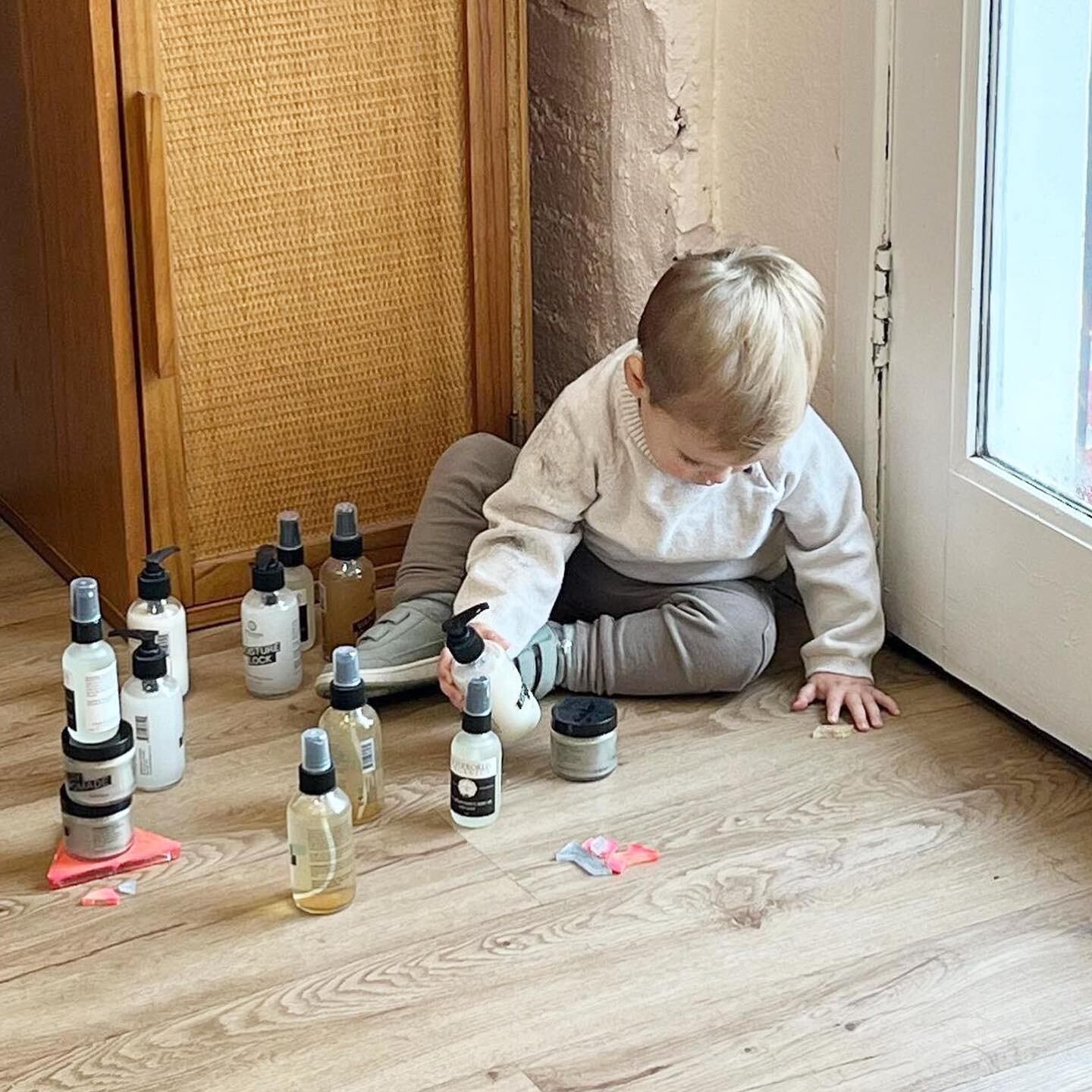 As the story goes&hellip;
via @scissorsassafras
father comes in for haircut and this lovely child needed something to do, so is kept busy arranging afterworld products- which is something we also love to do. Constant product placement. ⬛️▫️🔳◻️🔳⬜️

