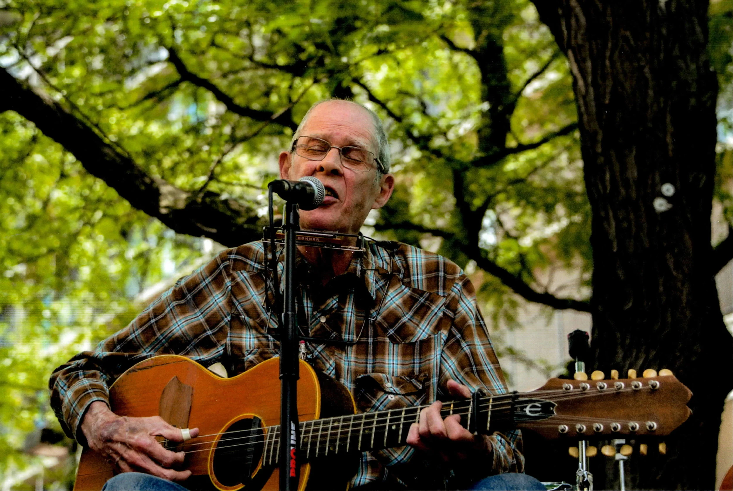 Spider John Koerner performs on Palmer’s patio.