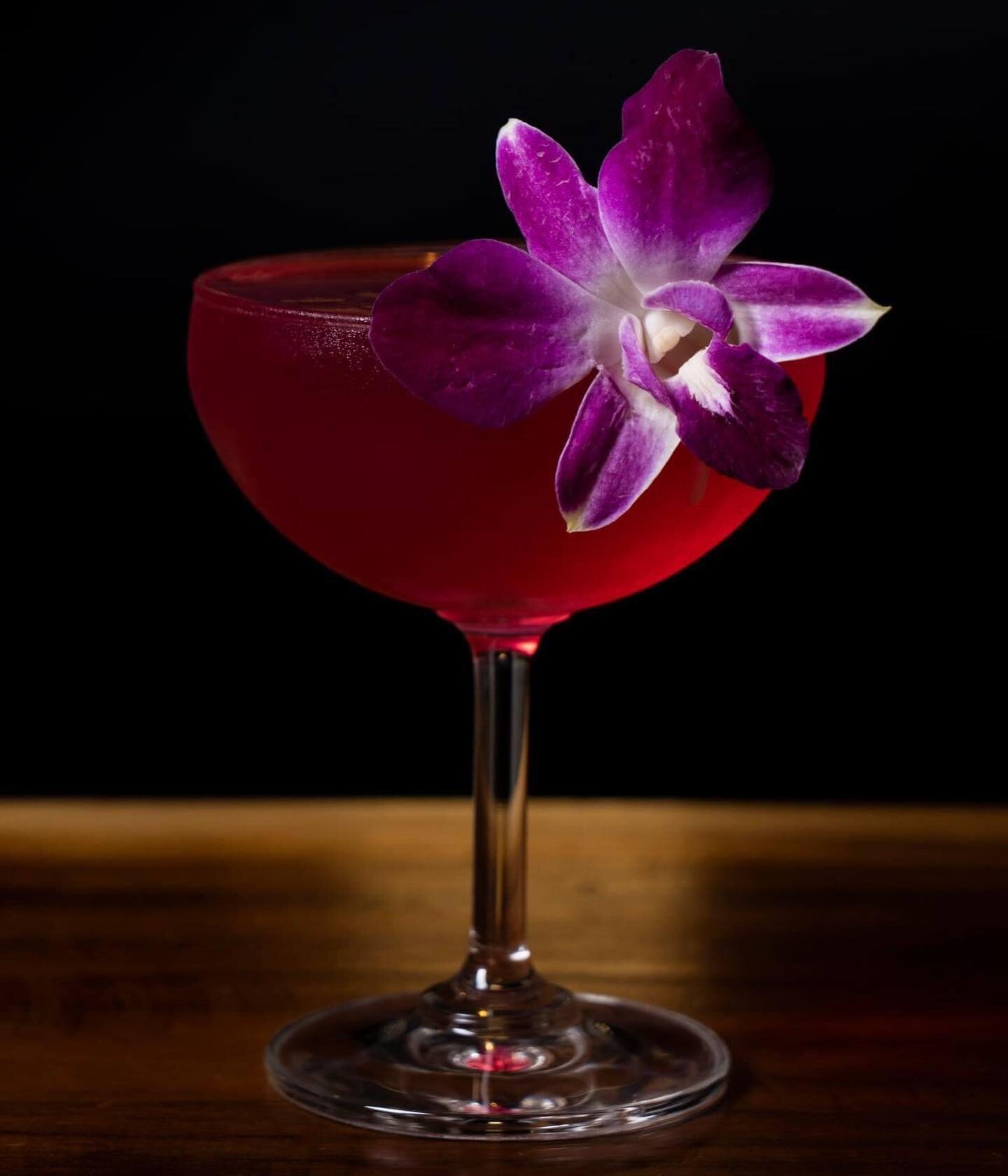 Add a little bit of sunshine to your day with our Hollywood Martini: vodka, dragon fruit, lemon and garnished with an orchid flower. So simple, so good. Today we are open from 4-9pm with indoor/outdoor dining, along with online ordering-curbside pick