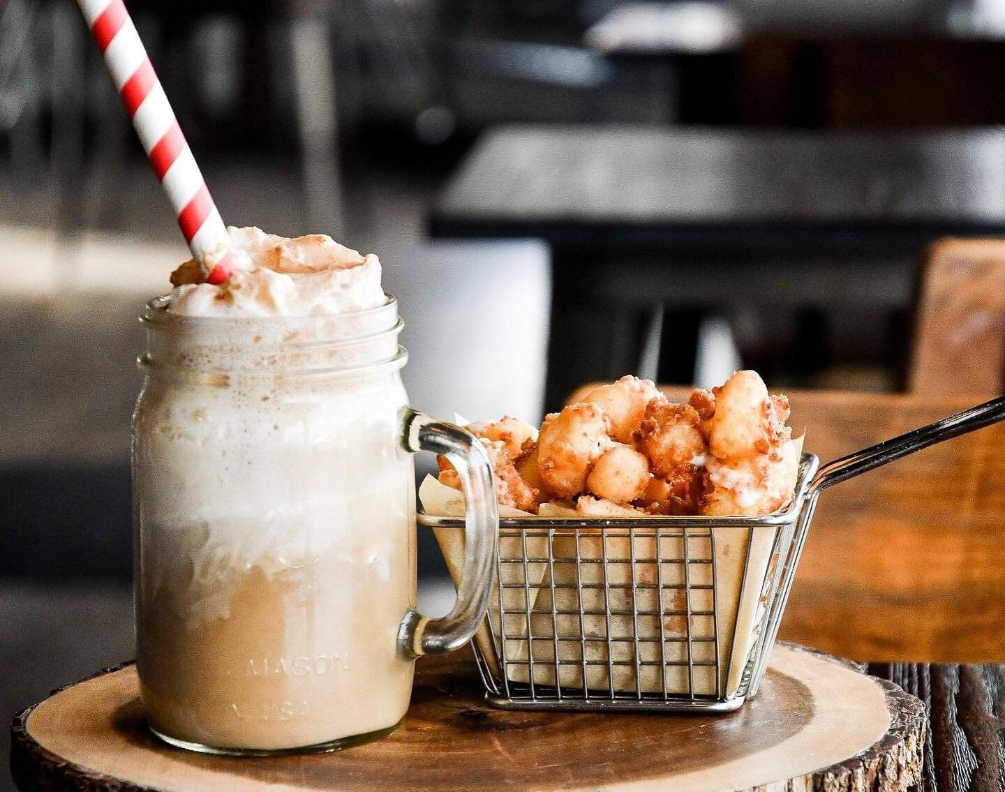 Calling all cheese curd fans! Today we are open from 11:30am-9pm, stop in and see us with indoor/outdoor dining and online ordering/curbside pick-up. #cheesecurds #rootbeerfloat #yum #getinmybelly #getinmybelly😋 #eatdrinklocal #craftdistillery #dist