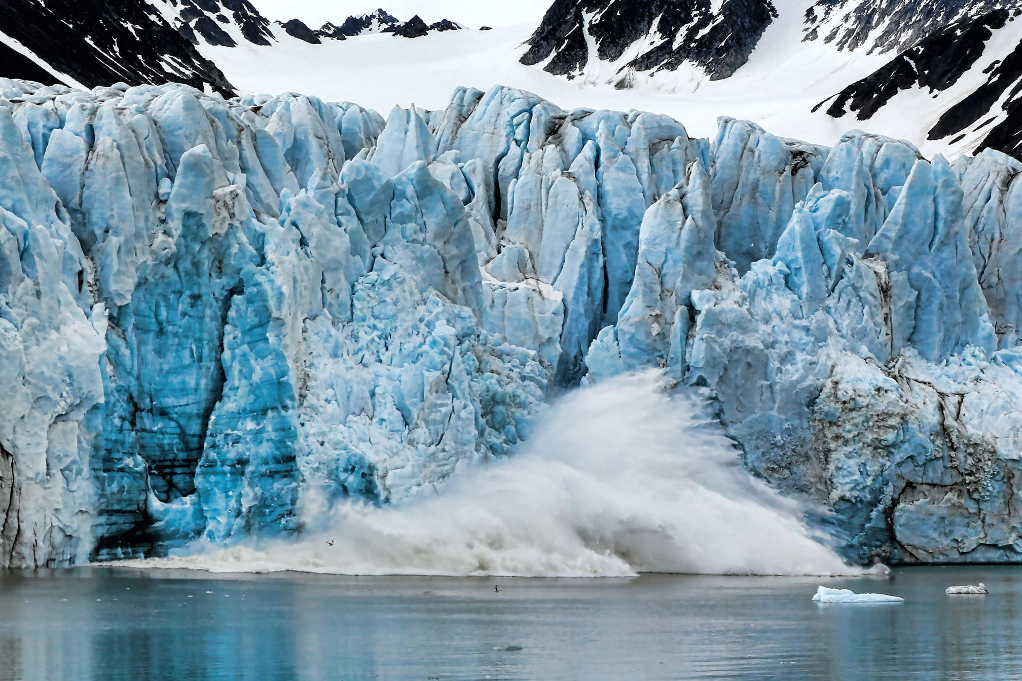 lilliehookbreen-glacier-calving.jpg