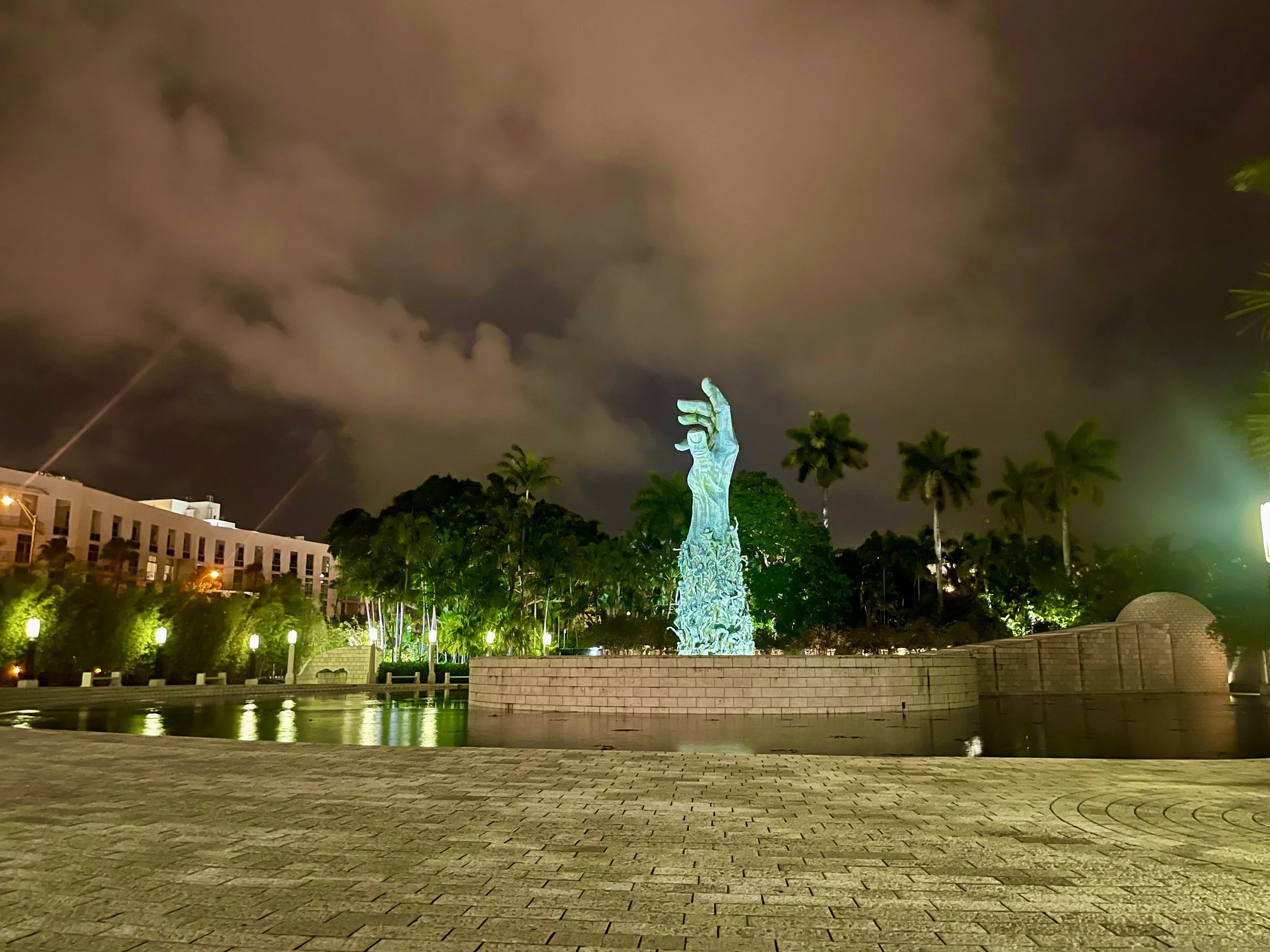Testigos de la Tragedia: La Emotiva Experiencia en el Monumento Conmemorativo del Holocausto en Miami Beach
