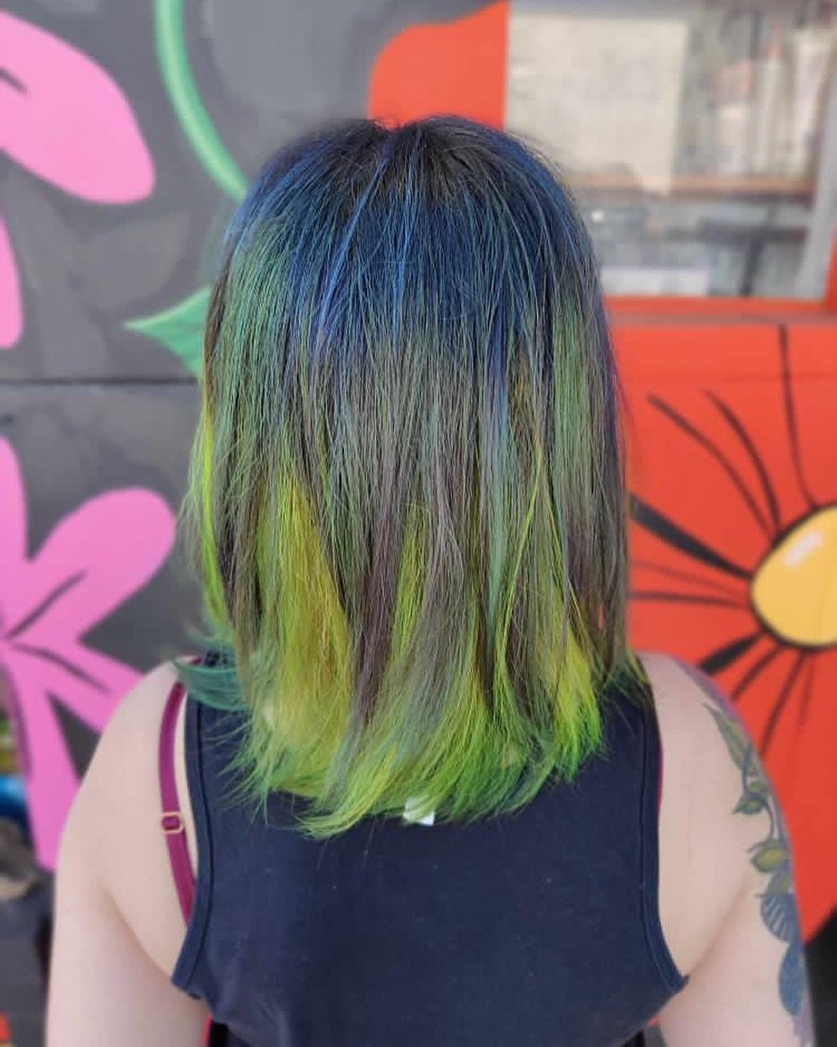 💙

Hand painted vivid moment by @chelseacriesatwork 

💚

What would you call this color combo? 

#thehideoutsalonandlounge #weirdiswelcome #EastNashville #nashville #Nashvillesalon #evosalon #evostylist #queersalon #nashvillestylist #evopro #evohai