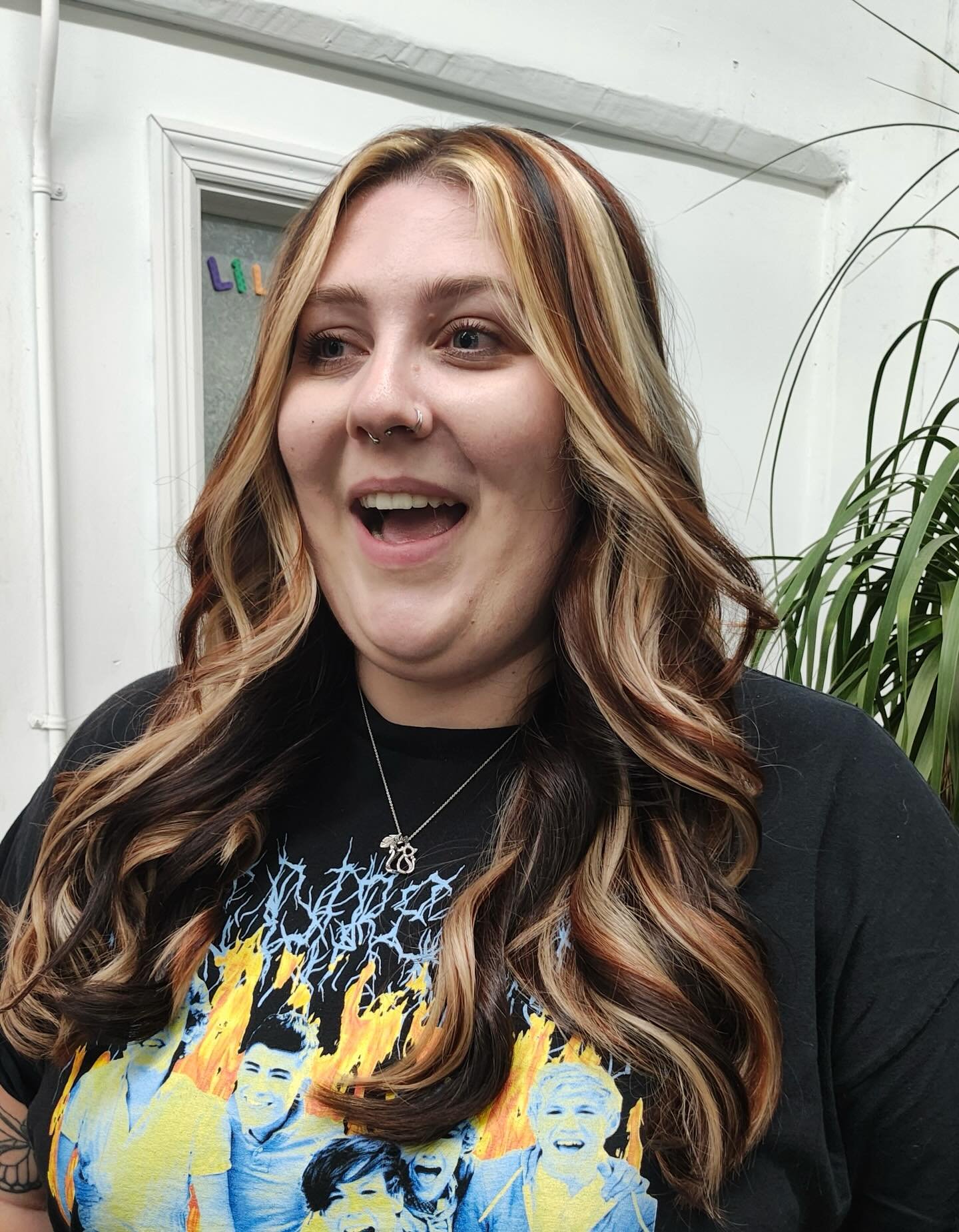 🐦&zwj;⬛🍁🐇

This calico color block is giving ALL the vibes. 
ᵔ ᵕ ᵔ aaand we are living for the smiles :) 

@hairalchemy_byshelby pulled this off using @evopro 

#thehideoutsalonandlounge #weirdiswelcome #EastNashville #nashville #Nashvillesalon #e