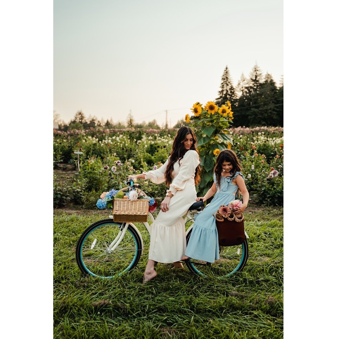 If I could just do sessions in the Dahlia fields all year long that would be a dream come true! Had the sweetest mommy &amp; me last night couldn&rsquo;t help but share a few more🖤 

Comment or DM if you&rsquo;re interested in a spot! Available date