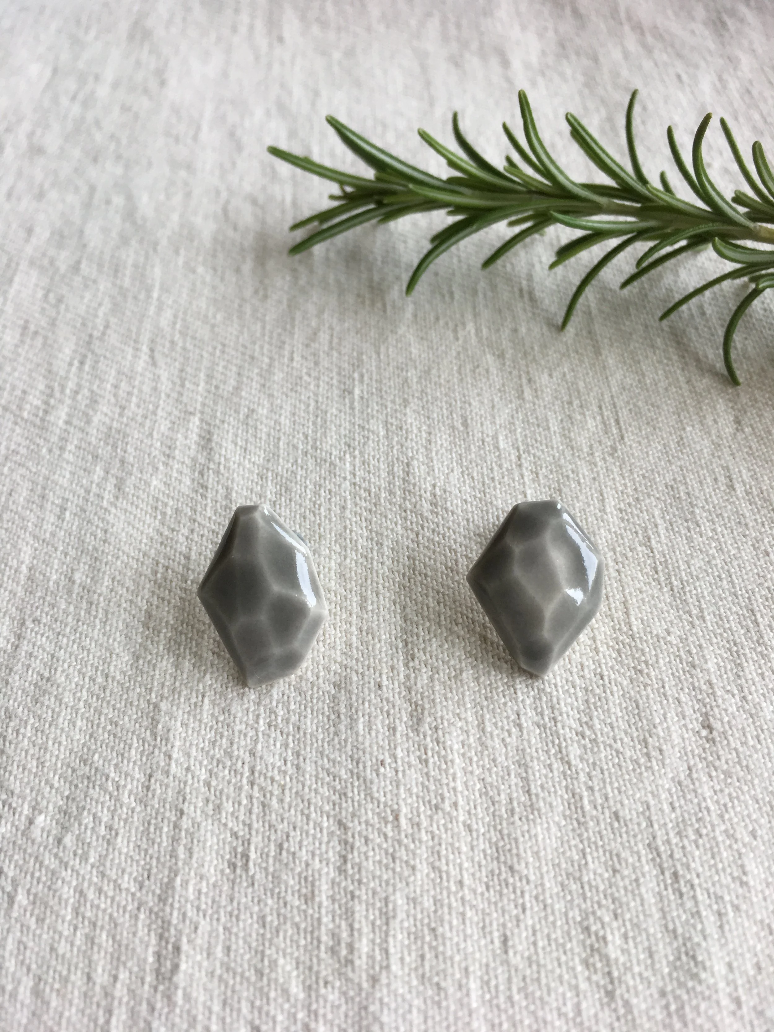 Facet cut gray earrings
