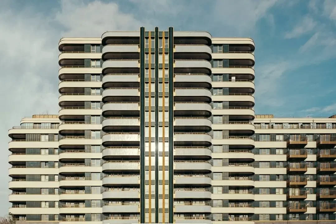 AGC BTR are proud to unveil The Wiltern, their latest project in Perivale, West London. 

In this bold development, the team has brought together two distinct schemes across 207 apartments, dressing each with interiors that honour Art Deco heritage w