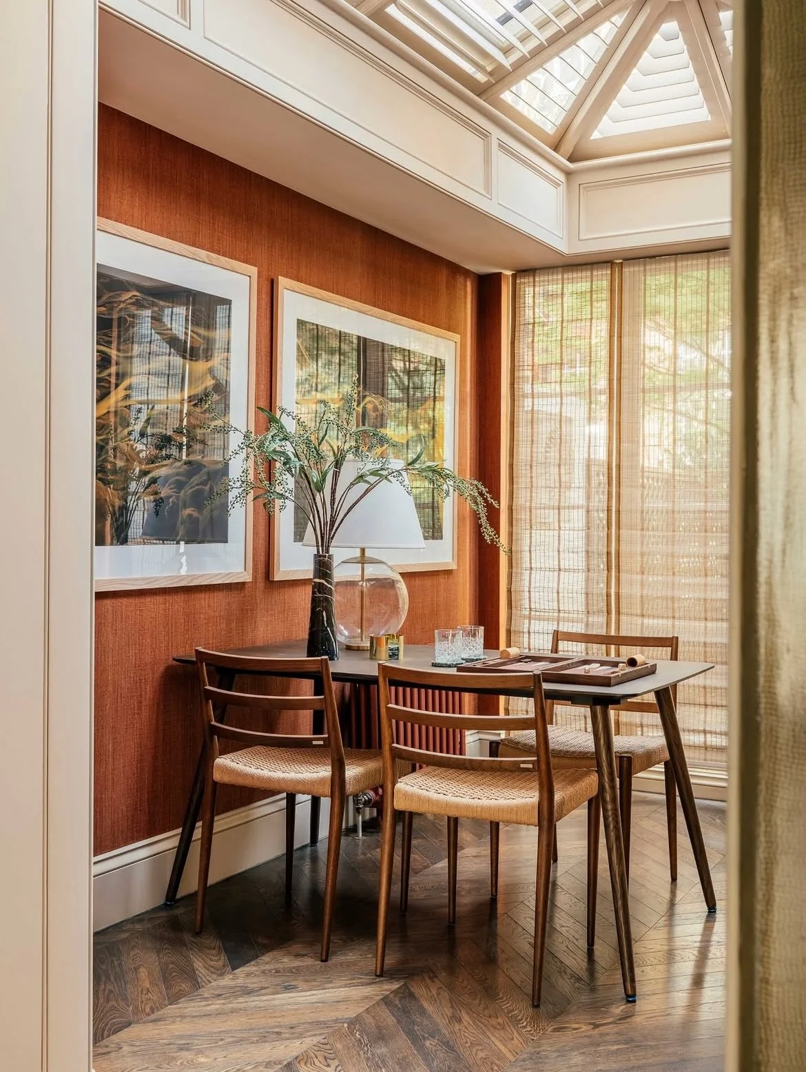 Step inside Walton Place by @boxnine7&hellip; 

Just moments from Harrods, this beautifully decorated Knightsbridge home is full of character, from its elegant proportions and upholstered walls to its timeless English charm.

Previously designed by r