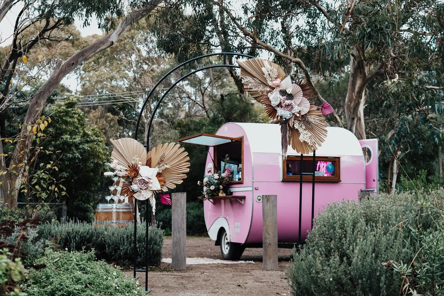 Winter Weddings 🤝 Mulled Wine Station 🍷 One of my favourite drinks to prepare (and drink) 😋 
Throwback to our styled shoot 2 years ago ! Shot by @still.muse.photography