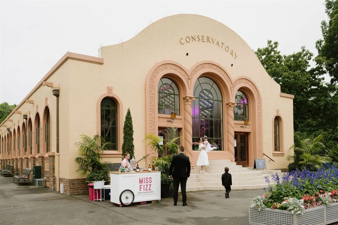 More Weddings like this please 🫶🏼 Nicole and John celebrated with Cocktails amongst the gardens with their nearest and dearest, followed by dinner at Pepe&rsquo;s 🍸 

📸 @elsacampbellphotography