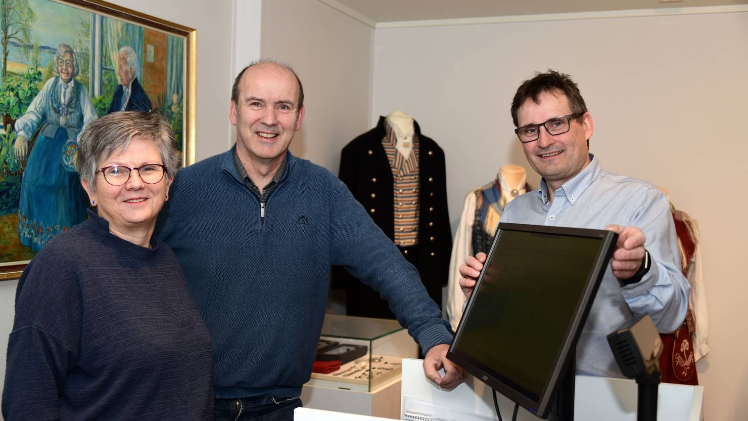 SERVICE: Daglig leder Stein Markhus, Steinkjer Regnskap AS (th.), på besøk hos Kristine Eva Steinvik Wold og Tore Wold, Bunadsaum AS, på Inderøya. Foto: Morten Stene