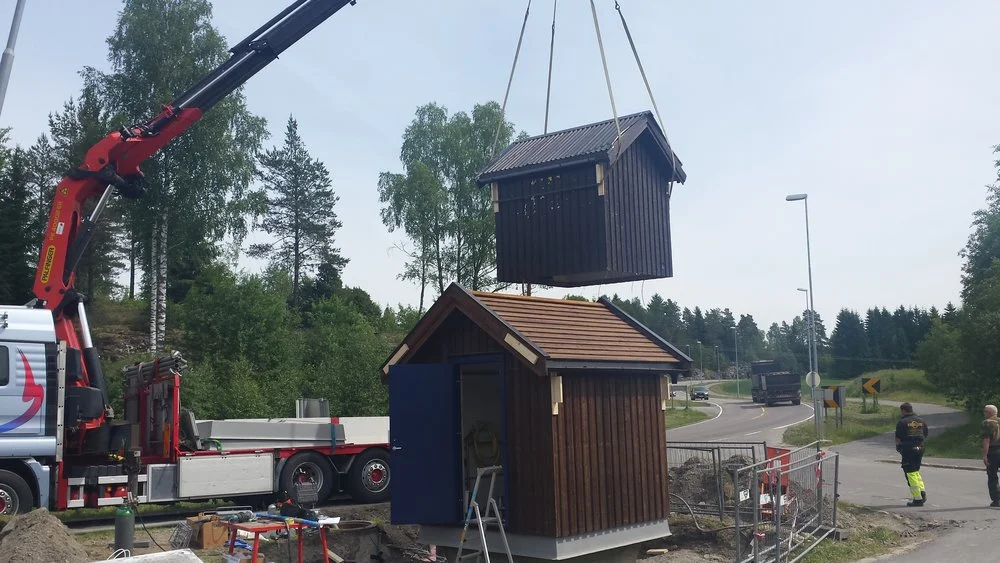 Nytt hus klart for montering. Slamsuger «overpumper»