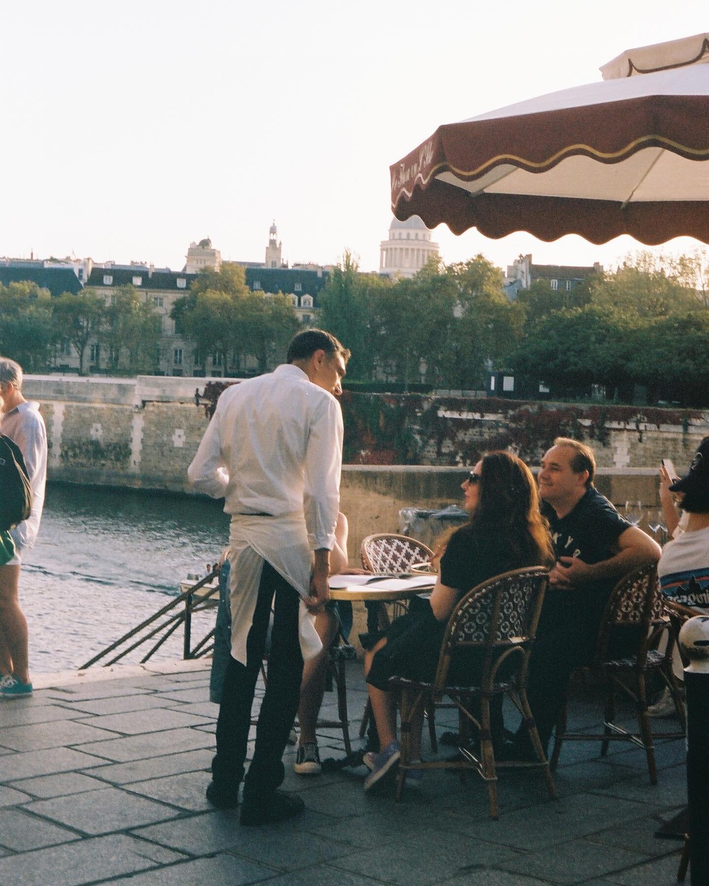 &laquo;&nbsp;Paris est vraiment une ville charg&eacute;e d&rsquo;histoire qui recèle de tr&eacute;sors et de savoir-faire traditionnels &agrave; découvrir et re-découvrir !&nbsp;&raquo; Maxime Leroy, plumassier &agrave; la @maisonfevrier 

Portrai